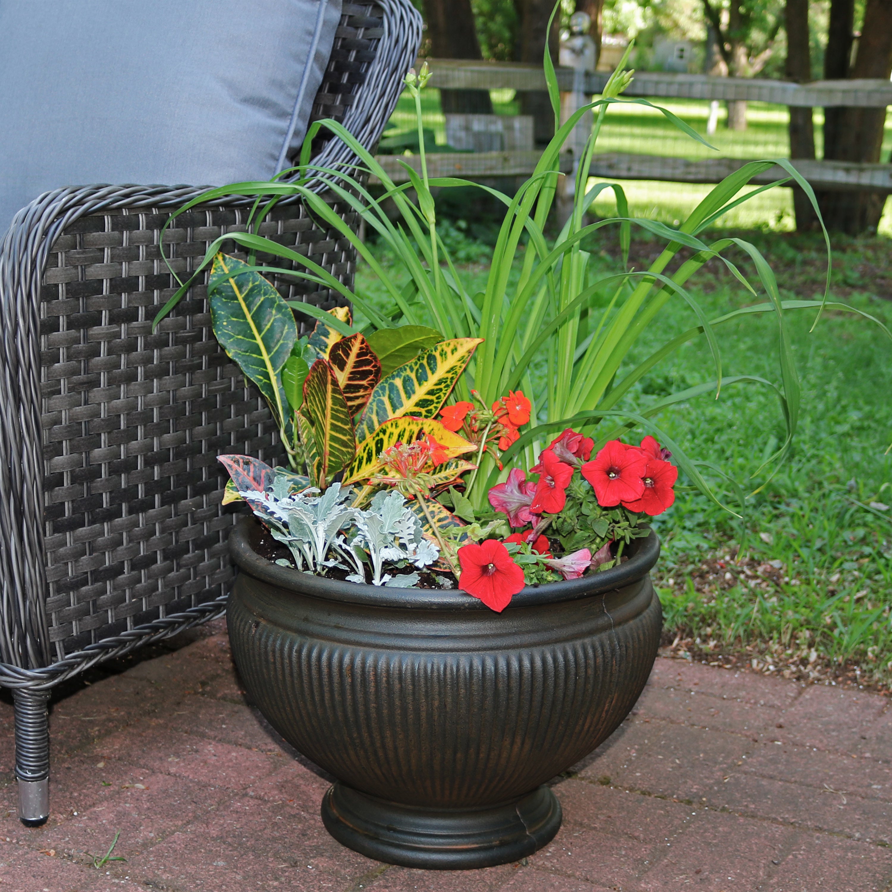 plant pots 16 inch Sunnydaze Elizabeth Ribbed Urn Indoor/Outdoor Planter Pot, 16-Inch Diameter
